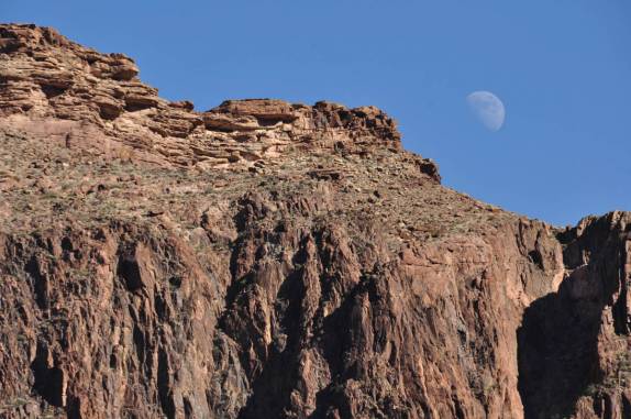 Uma majestosa lua nasce sobre as paredes internas do Grand Canyon, no Arizona, nos Estados Unidos